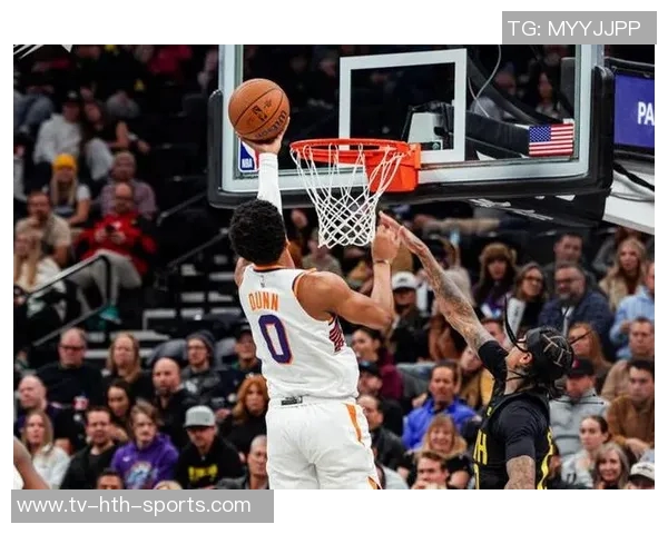 布克追身三分命中却遭裁判无视3加1机会球队分差扩大至20分以上 布克追身三分命中却遭裁判无视3加1机会球队分差扩大至20分以上